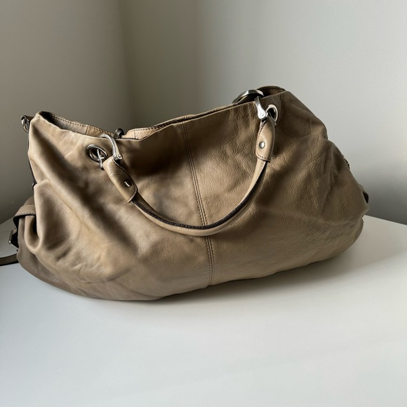 Genuine leather travel duffle with a hobo style slouch - Picture 4 of 6